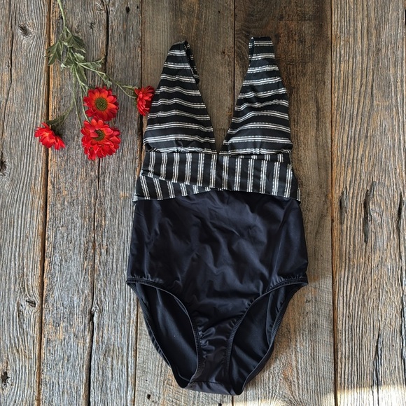 Clean Water Striped Black and White V-Neck One-Piece Swimsuit Size Large - Picture 2 of 10